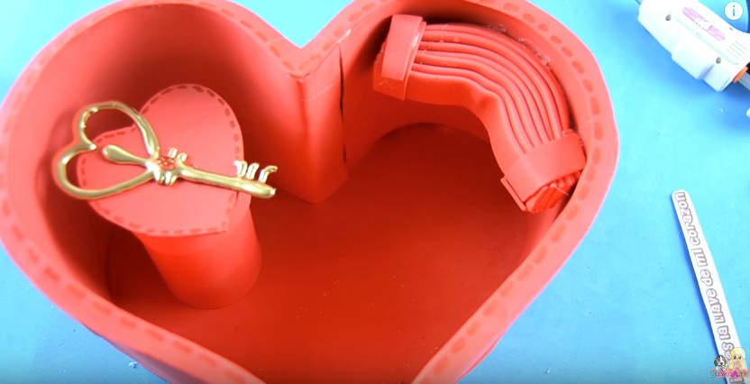 Organizador de goma eva con forma de corazon para San Valentin 24